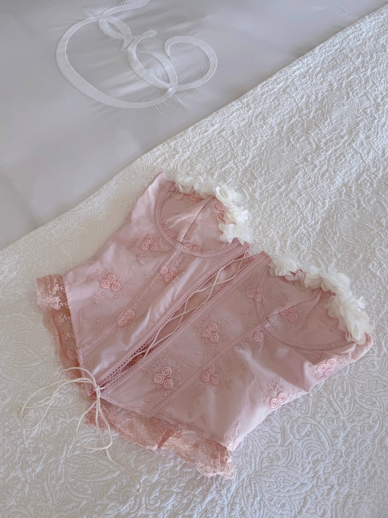 Corset en dentelle rose